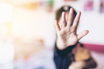Kinderhand nach vorne gestreckt um ein klares STOP zu signalisieren