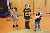 Ball werfen durch einen Ring