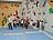 Kinder stehen vor Kletterwand