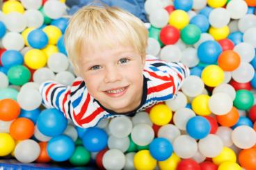 Kind im Bällebad