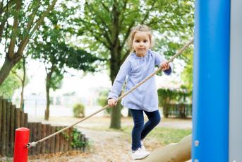Balancieren am Klettergerüst