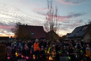 Besucher unseres Festes vor Himmel