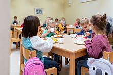 Kinder während des gemeinsamen Frühstücks