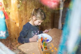 Ein Mädchen experimentiert mit Farben