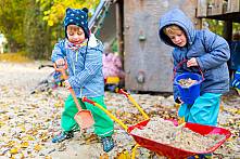 Zwei Jungen spielen im Sandkasten